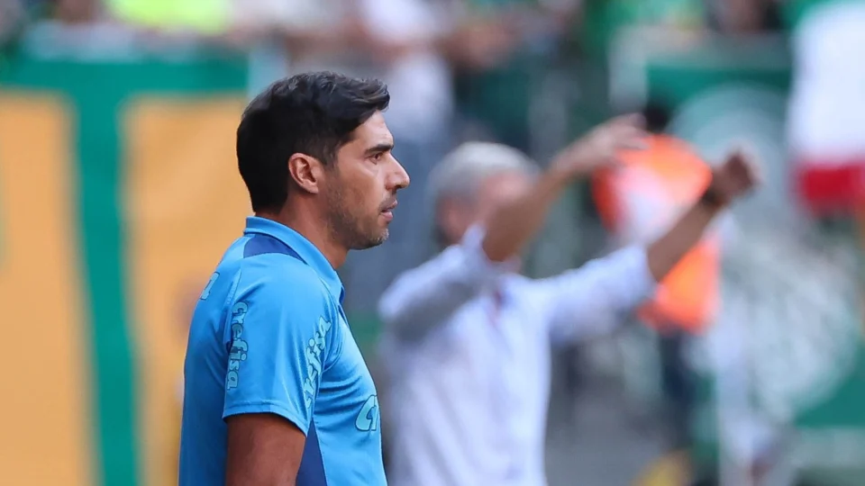 Abel Ferreira é suspenso por tomar celular da mão de jornalista