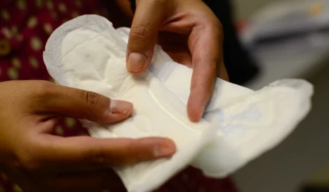 Absorventes poderão ser ofertados gratuitamente, diz portaria do governo