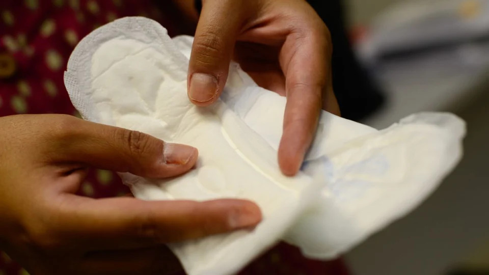 Absorventes poderão ser ofertados gratuitamente, diz portaria do governo