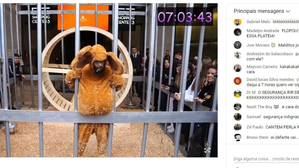 Por 12 horas, humorista Diogo Defante se tranca em jaula na Av. Paulista