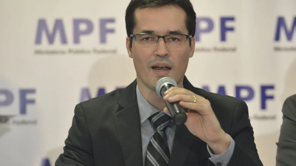 Deltan fica sem salário de R$ 41 mil na Câmara e Podemos oferece emprego