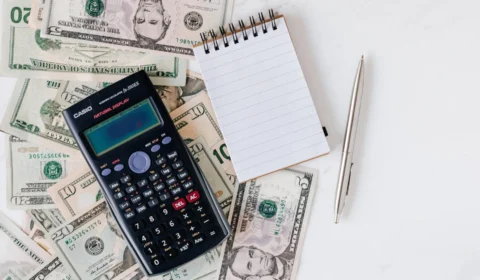 Dólar comercial inicia segunda-feira (26) vendido a R$ 4,79