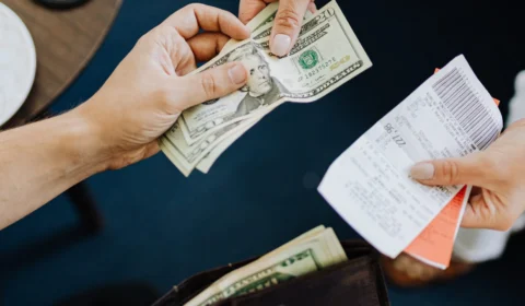 Dólar comercial inicia terça-feira (27) vendido a R$ 4,76