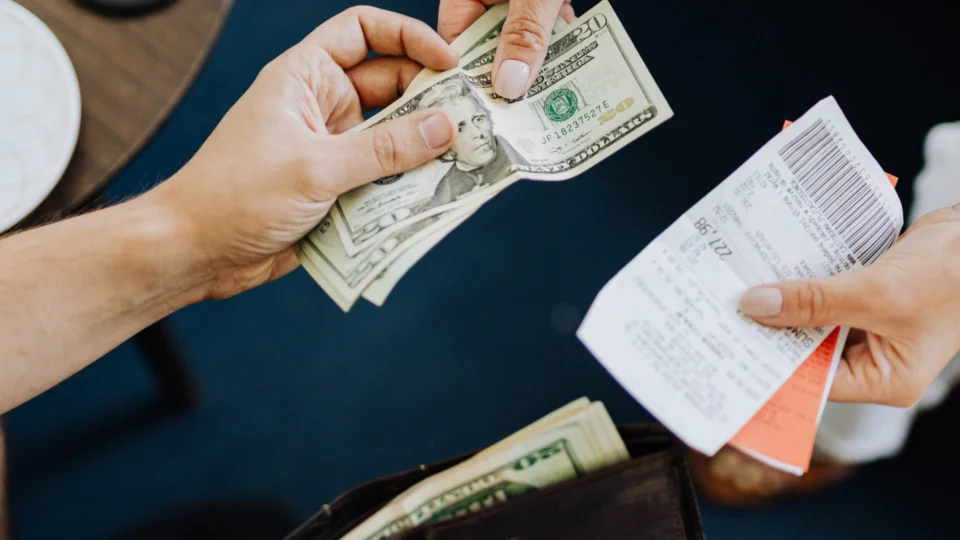 Dólar comercial inicia terça-feira (27) vendido a R$ 4,76