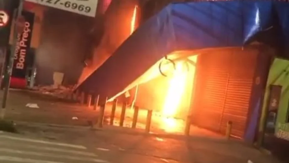 Vídeo: incêndio toma conta de loja de móveis e eletrodomésticos em Manaus