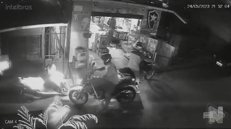 Jovem tem mão e orelha decepadas dentro de mercadinho em Manaus; veja vídeo