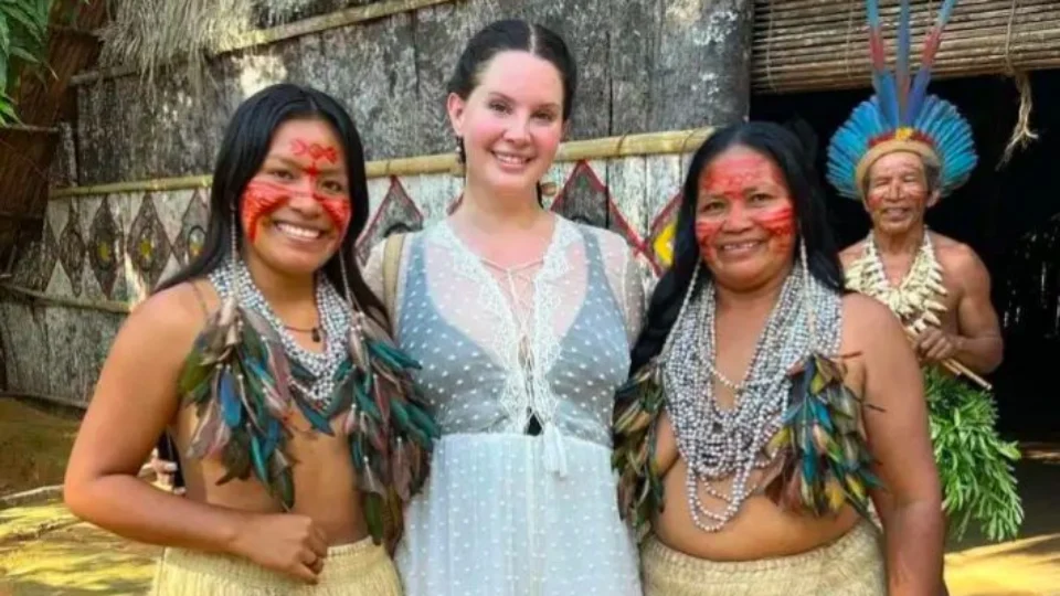 VÍDEO: cantora Lana Del Rey visita aldeia indígena no Amazonas