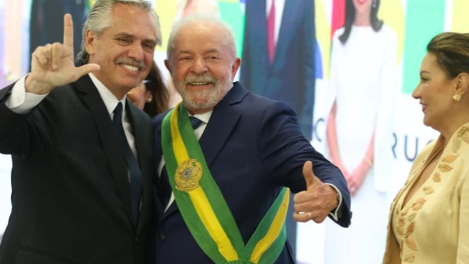 Lula recebe Fernández para discutir apoio econômico nesta segunda, 26
