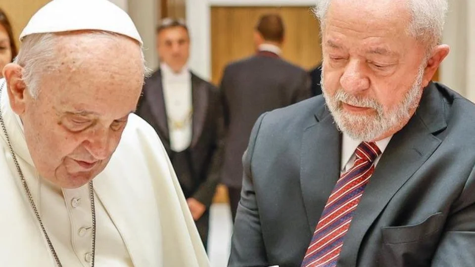 Lula recebe presente de Papa Francisco durante encontro no Vaticano