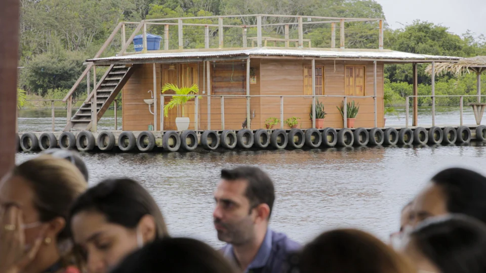 Manaus: prefeitura notifica retirada de flutuantes irregulares do Tarumã-Açu