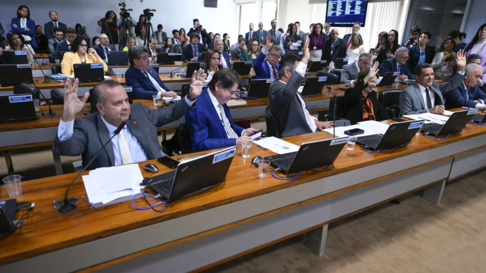 Marco fiscal é aprovado por comissão e segue para plenário do Senado