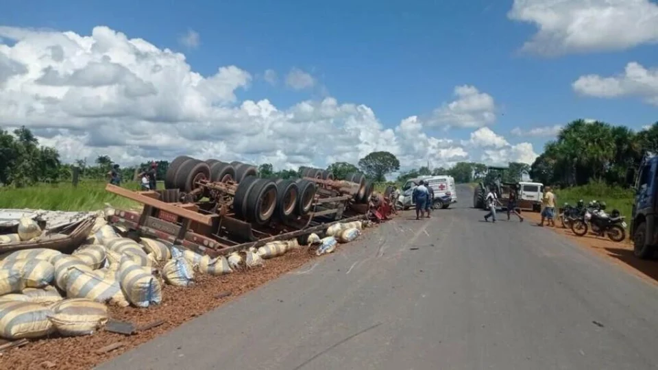 Pai e filho morrem após carreta tombar em curva do ‘vicinal 26’ em Roraima
