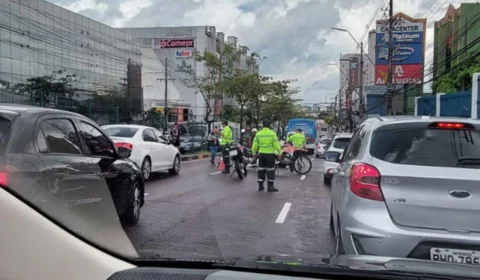 Vídeo mostra momento em que passageira cai de moto de app e morre em Manaus