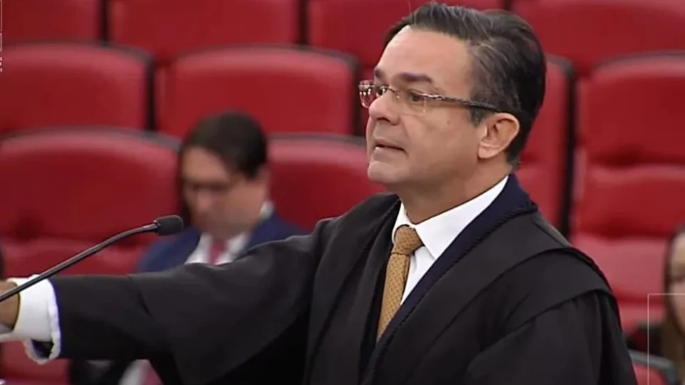 Bolsonaro teve intenção de ‘desmoralizar instituições’, diz PDT no TSE