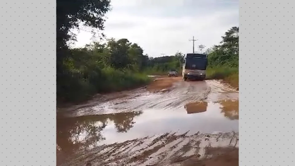 Com lama e quase isolamento, moradores cobram serviços após chuva no ramal Pau-Rosa, em Manaus