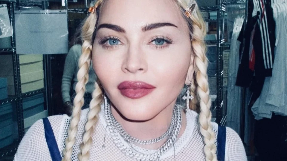 Madonna recebe alta e já está em casa após internação em UTI, diz TV