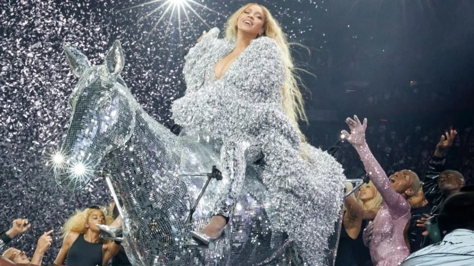 Vídeo: cavalo de Beyoncé tem falha técnica durante show da turnê ‘Renaissance’