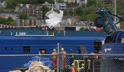 Destroços do submarino Titan chegam para investigação após tragédia perto do Titanic