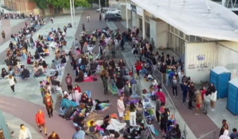Fãs da cantora Taylor Swift lotam entorno do Estádio Nilton Santos no Rio