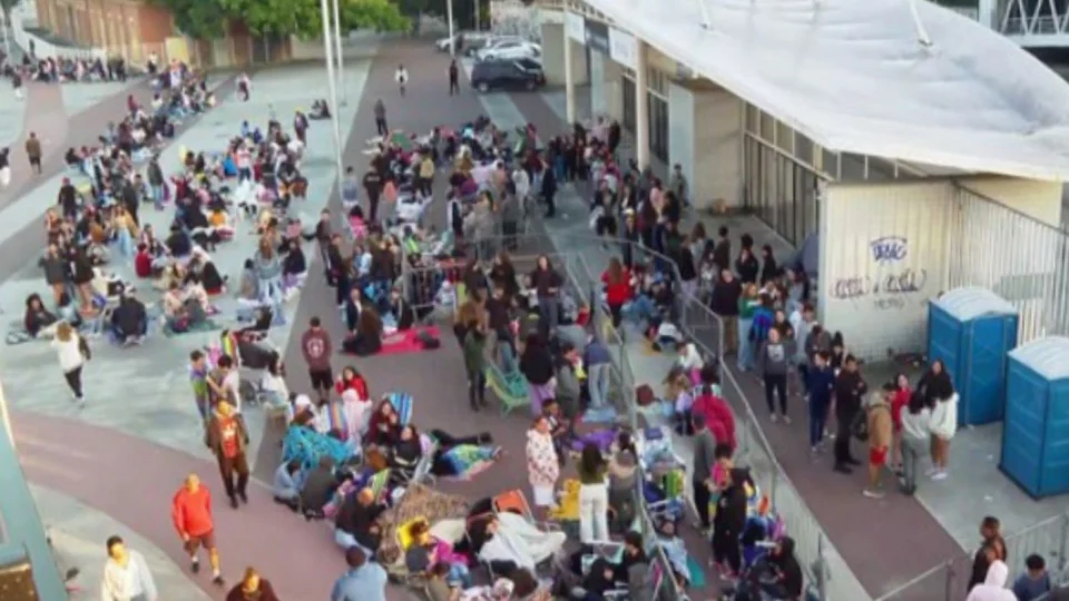 Fãs da cantora Taylor Swift lotam entorno do Estádio Nilton Santos no Rio