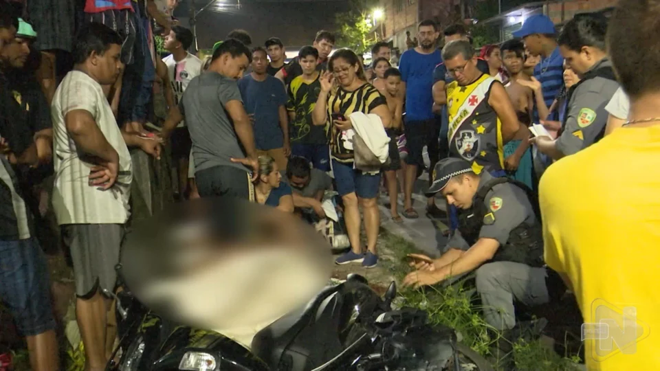 VÍDEO: acidente entre micro-ônibus e motocicleta deixa dois mortos em Manaus 