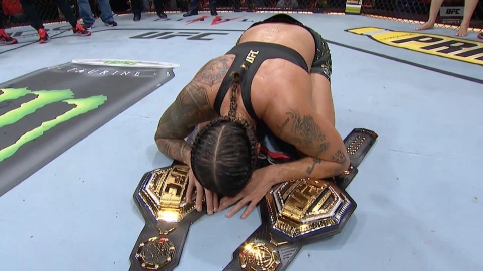 Amanda Nunes anuncia aposentadoria do MMA após defesa de cinturão