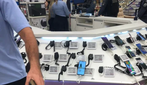 VÍDEO: loja de shopping é invadida e tem celulares roubados em Manaus