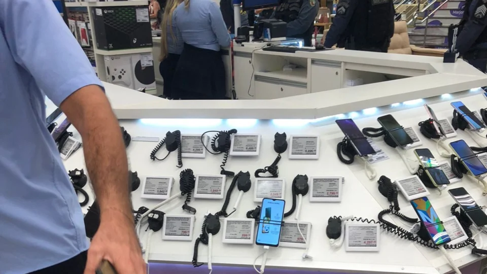 VÍDEO: loja de shopping é invadida e tem celulares roubados em Manaus