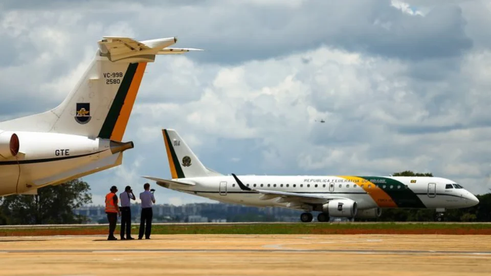 Ministros usam avião da FAB para passar final de semana em casa