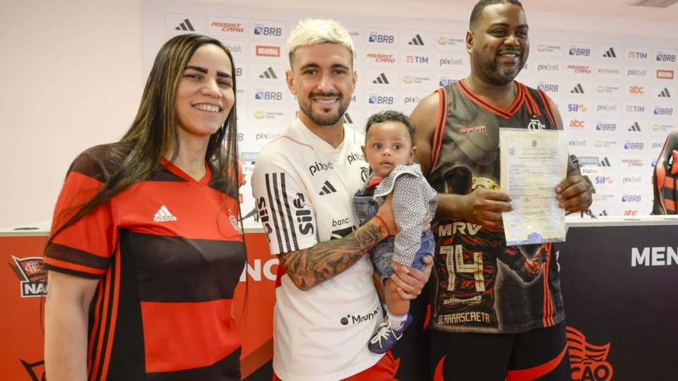 Flamengo: ‘Bebê Arrascaeta’ conhece ídolo que inspirou seu nome