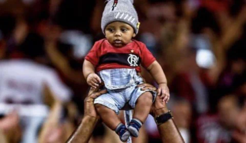 Arrascaeta convida ‘bebê’ para entrar em campo no jogo do Flamengo