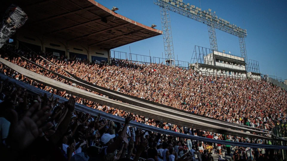 Torcida do Vasco se revolta após derrota e gera confusão dentro do estádio