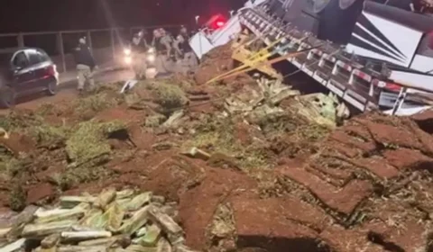 VÍDEO: caminhão com tonelada de maconha tomba em frente a batalhão da PM-MG