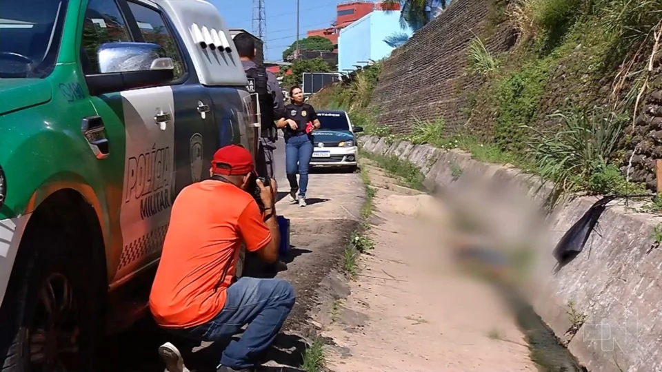VÍDEO: corpo de homem é encontrado em sarjeta na Zona Oeste de Manaus