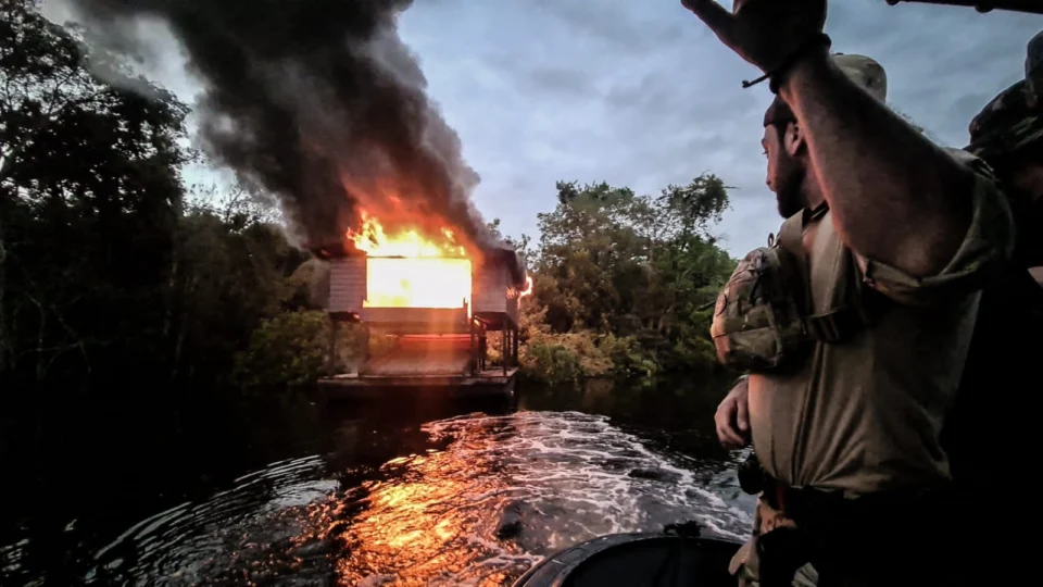 Operação Tuyu Vive: PF destrói 4 balsas de garimpo ilegal no Amazonas
