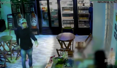 VÍDEO: dois suspeitos assaltam centro de conveniência na Zona Oeste de Manaus