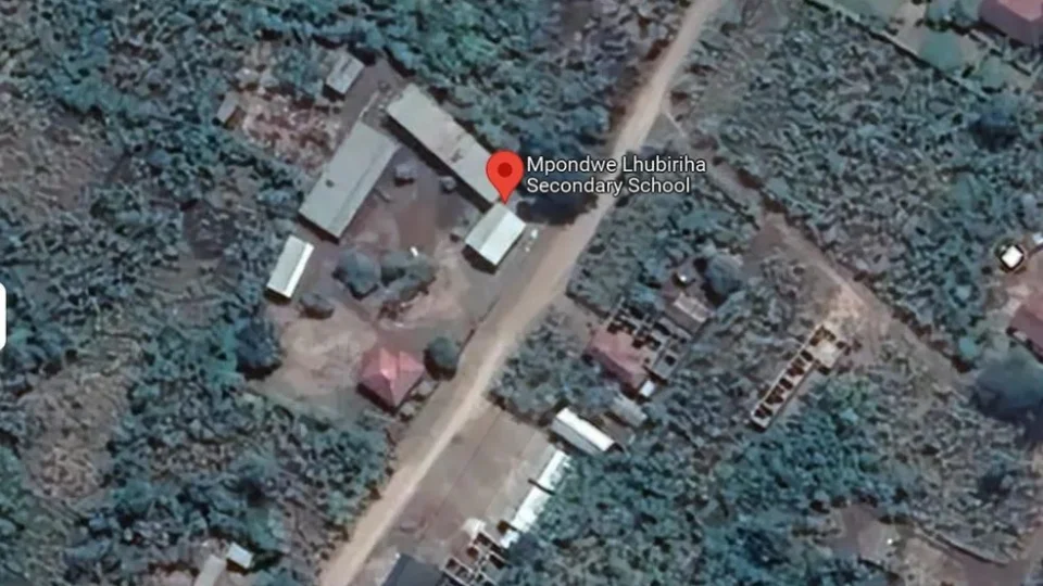 Grupo ataca escola de Uganda deixando 41 mortos, dos quais 38 são estudantes