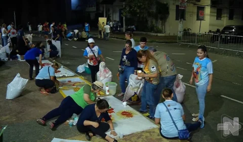 Corpus Christi: fiéis montam os tradicionais tapetes em Manaus; veja o vídeo
