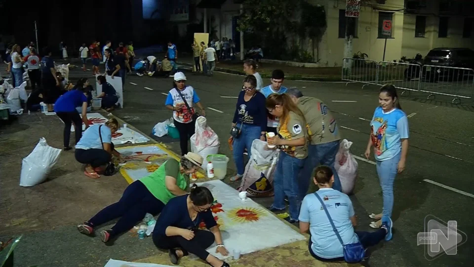 Corpus Christi: fiéis montam os tradicionais tapetes em Manaus; veja o vídeo