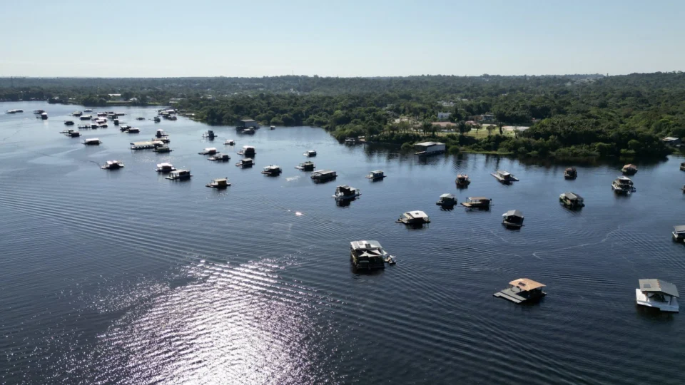 Justiça nega recursos e prossegue retirada de flutuantes em Manaus