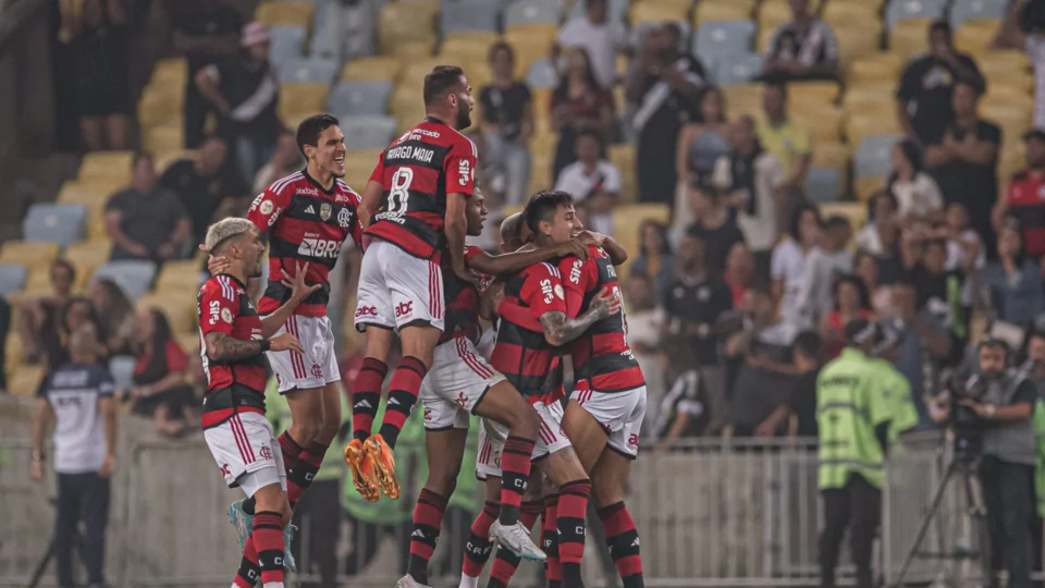 Brasileirão: Flamengo goleia o Vasco por 4 a 1 e afunda o rival na zona de rebaixamento