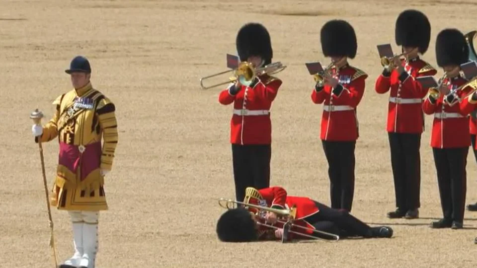 VÍDEO: guardas desmaiam devido ao calor em cerimônia realizada em Londres