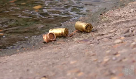 VÍDEO: homem e mulher são baleados enquanto esperavam ônibus em Manaus