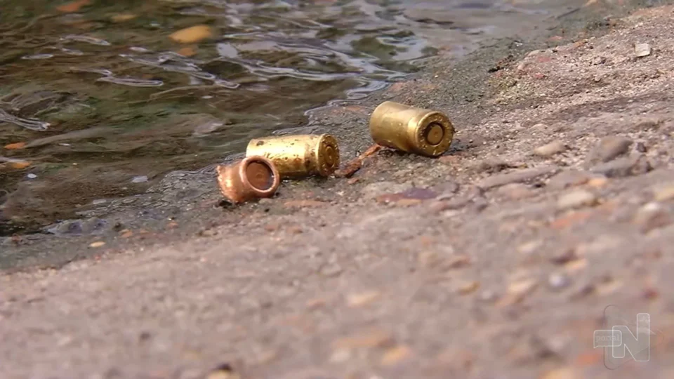 VÍDEO: homem e mulher são baleados enquanto esperavam ônibus em Manaus