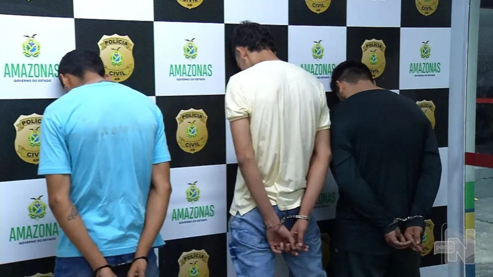 VÍDEO: homem surta dentro de empresa que fez financiamento e é preso em Manaus