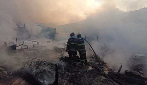 Incêndio de grandes proporções destrói 30 casas em comunidade de SP
