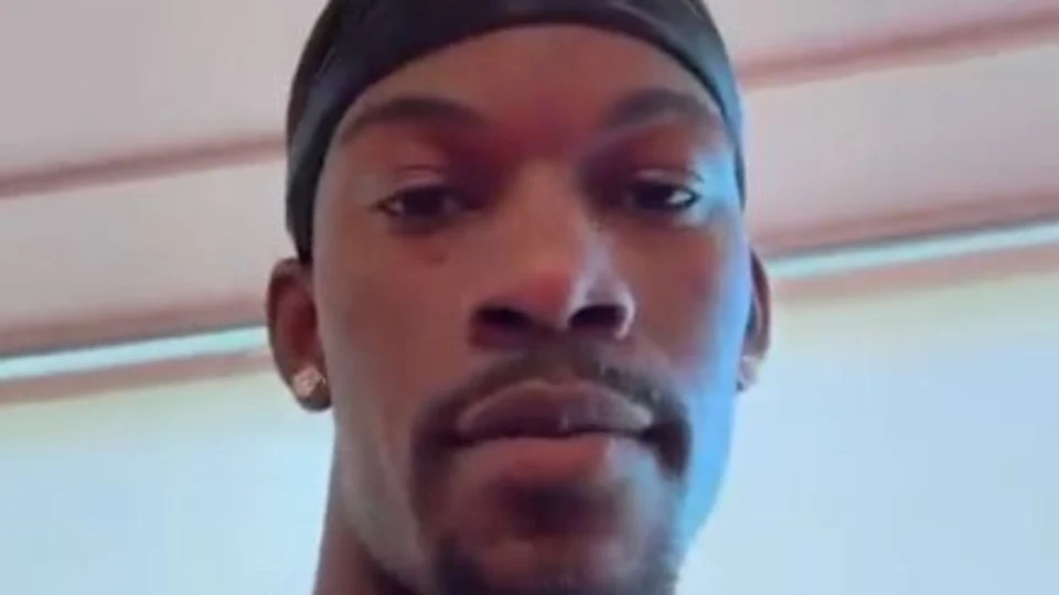 VÍDEO: de férias no RJ, Jimmy Butler visita CT do Flamengo