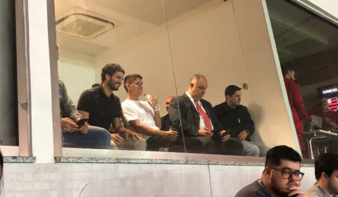 VÍDEO: Novo atacante do Flamengo, Luiz Araújo assiste jogo no Maracanã