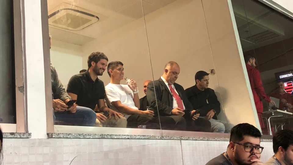 VÍDEO: Novo atacante do Flamengo, Luiz Araújo assiste jogo no Maracanã