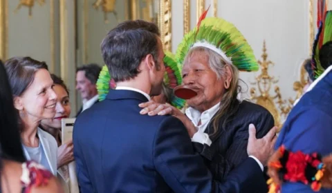 Emmanuel Macron se encontra com Cacique Raoni antes da Cúpula de Paris
